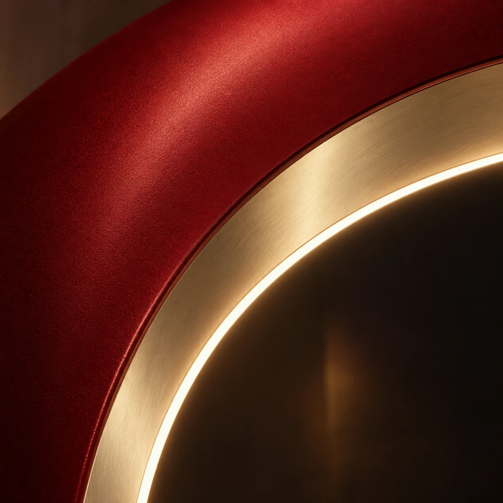 Red finish and illuminated inner edge in the stage concept